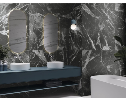 Badkamer met wastafels, spiegels en tegels in marmerlook