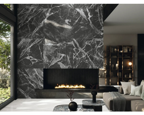 Woonkamer met open haard en wandtegels in marmerlook