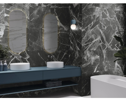 Moderne badkamer met marmeren tegels, wastafels en spiegels