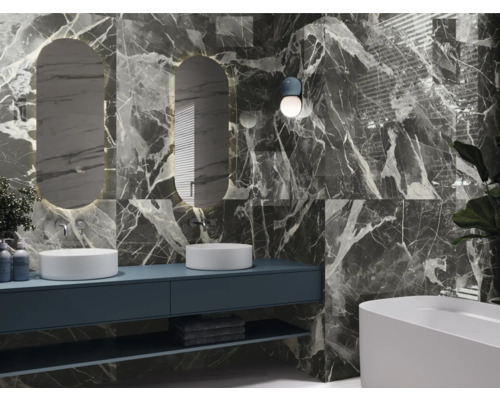 Moderne badkamer met grijze marmeren tegels, wastafelmeubel, spiegel en bad