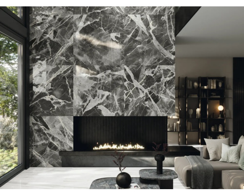 Woonkamer met open haard en wandtegels in marmerlook