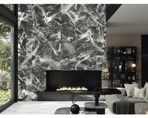 Moderne woonkamer met betegelde wand in marmerlook, open haard en designmeubels.