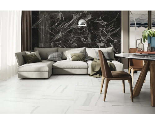 Moderne woonkamer met bank, eettafel en tegels in marmerlook