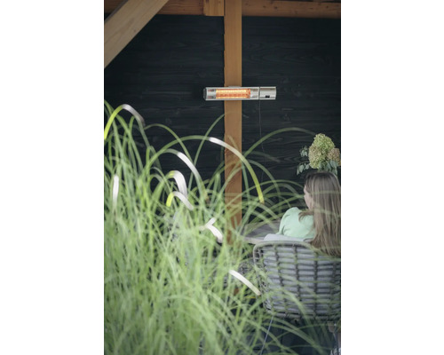 Terras met infraroodstraler en zittende persoon