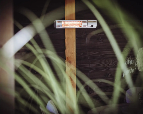 Wandverwarming aan een houten muur buitenshuis