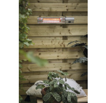 Wandverwarming aan houten wand met planten en kussens