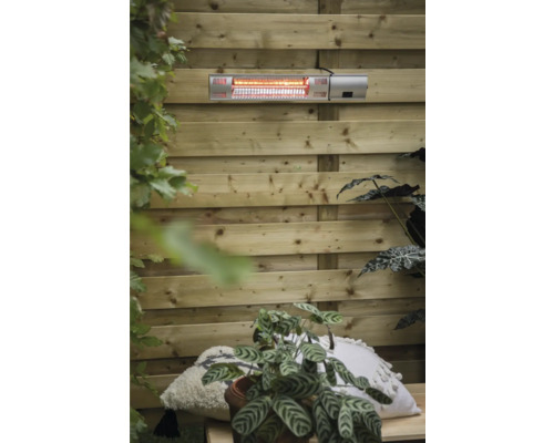 Wandverwarming aan houten wand met planten en kussens