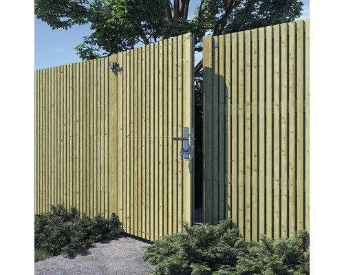 Houten schutting met openstaande deur in een tuin