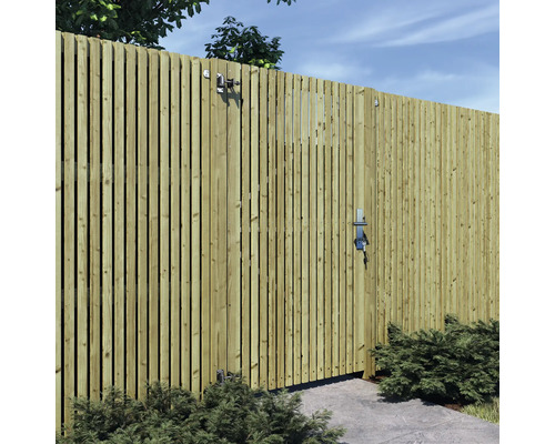 Houten schutting met deur, slot en beslag