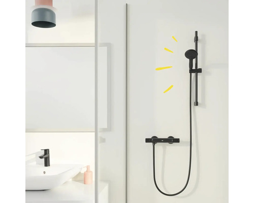 Moderne badkamer met zwarte douchearmatuur, wastafel en spiegel