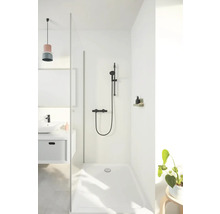 Moderne badkamer met douche, wastafel en minimalistisch design