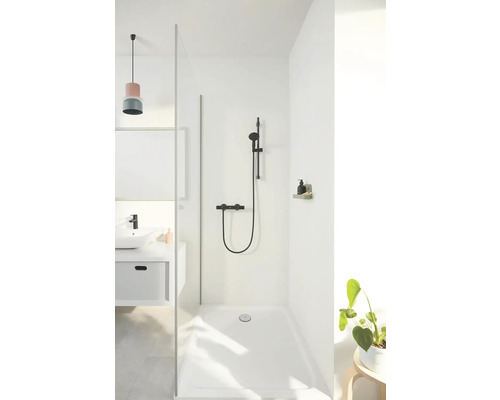 Moderne badkamer met douche, wastafel en minimalistisch design