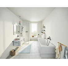 Lichte badkamer met douche, bad, wastafel en raam