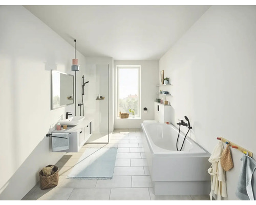 Lichte badkamer met douche, bad, wastafel en raam