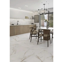 Lichte eetkamer met marmeren vloer, eettafel en kitchenette voor een moderne woonbeleving