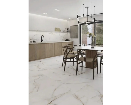 Lichte eetkamer met marmeren vloer, eettafel en kitchenette voor een moderne woonbeleving