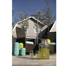 Terras met terrasverwarmer, rotan stoelen, lantaarns en drankdispenser voor een gezellige sfeer