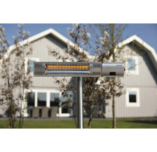 Sunred terrasverwarmer met voetstuk buiten voor een huis.