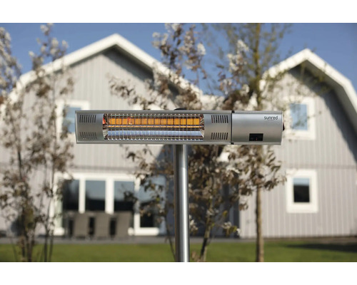 Sunred terrasverwarmer met voetstuk buiten voor een huis.