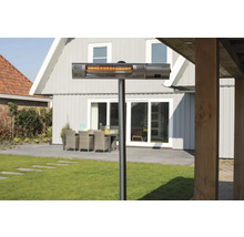 Terrasverwarmer op een terras met tuinmeubelen op de achtergrond