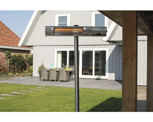 Terrasverwarmer op een terras met tuinmeubelen op de achtergrond