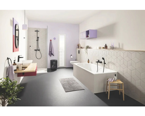 Moderne badkamer met bad, douche, wastafel en violette accenten