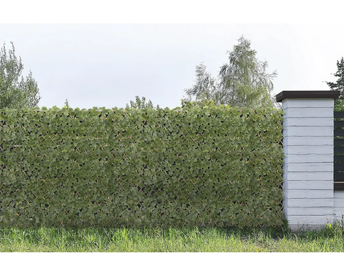 Schutting met kunstbladeren voor decoratie en als windscherm in de tuin.