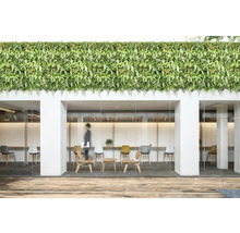 Kantoorgebouw met kunstmatige groene wand, houten terras en moderne meubels.