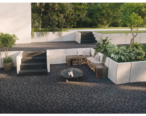 Buitenkant met straatstenen, zithoek, vuurplaats en beplanting