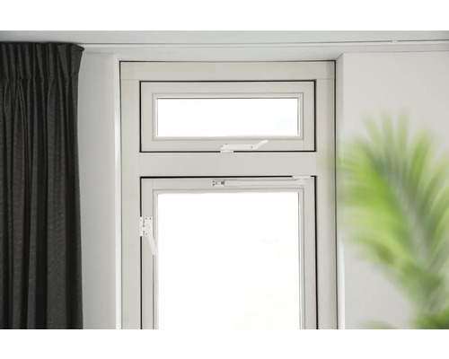 Kunststof raam met draai-kiepfunctie in een lichte kamer