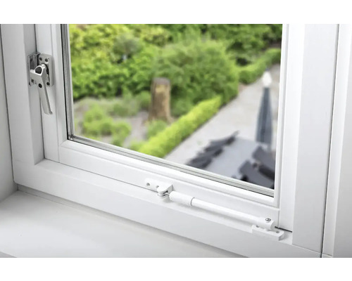 Gesloten raam met raambeslag ter beveiliging