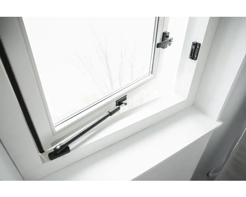 Venster met raambeslag voor de bediening van het raam