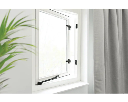 Kantelraam met raambeslag en gordijn