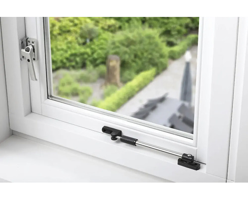 Geopend raam met raamkruk en raamuitzetter