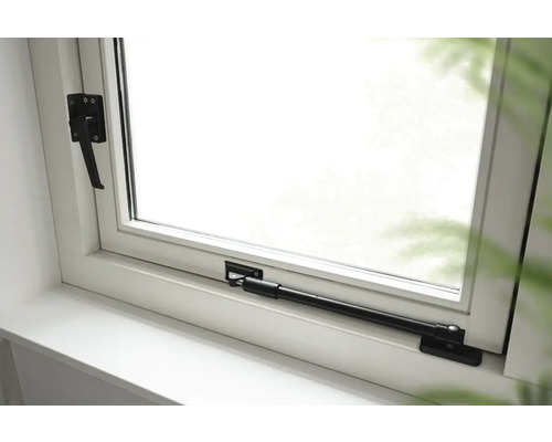 Raam met raamkruk en raamuitzetter