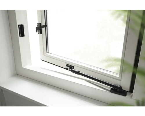 Geopend raam met raamgreep en raamuitzetter