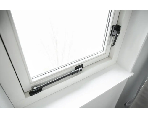 Gekanteld raam met raamkruk en raamuitzetter