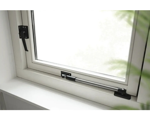 Raam met raamkruk en raamuitzetter