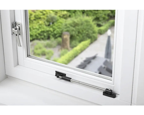 Raam met raamhendel en raamuitzetter om de raamopening te beperken.