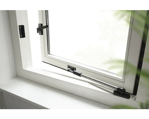 Geopend venster met raamkruk en raamuitzetter