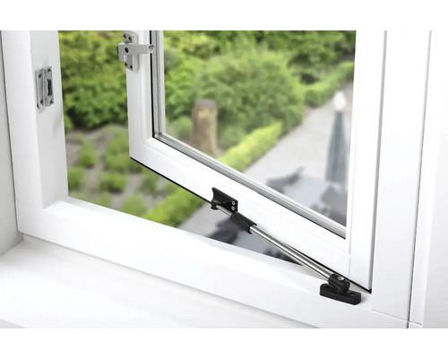 Geopend raam met raambeslag