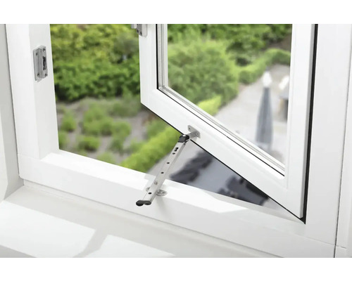 Geopend raam met raamkruk en uitzicht op groen