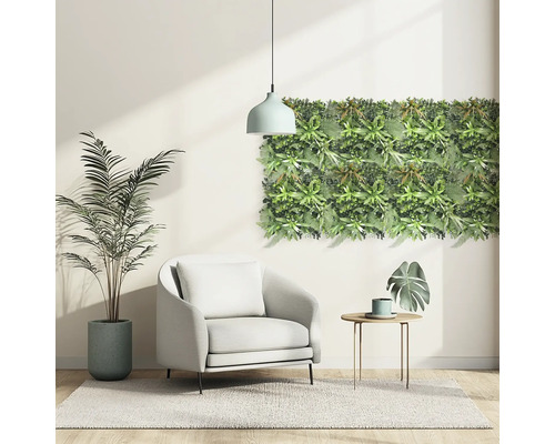 Woonkamer met groene plantenwand, fauteuil, bijzettafel en kamerplant