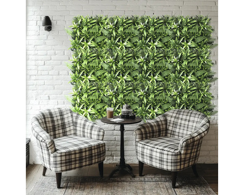 Decoratieve groene plantenwand met twee geruite stoelen en een ronde tafel