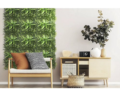 Decoratieve woonkamer met kunstmatige plantenwand, zitbank en dressoir voor een moderne ruimte-indeling.