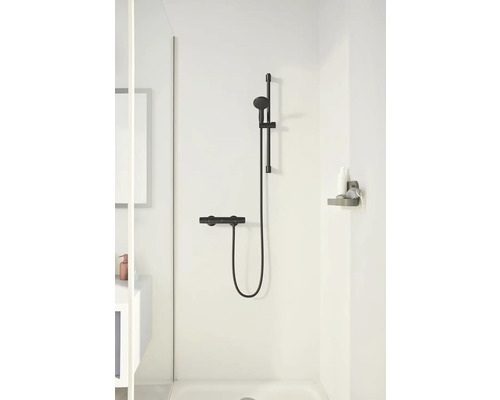 Douchegarnituur met glijstang en plank in de badkamer.