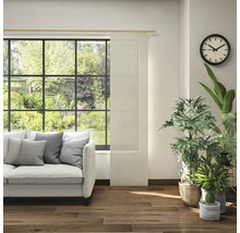 Woonkamer met bank, kamerplanten, klok en schuifpaneel voor het raam