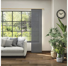 Woonkamer met schuifpaneel voor het raam, bank en kamerplanten