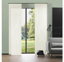 Woonkamer met schuifgordijnen voor een raam met uitzicht op het groen