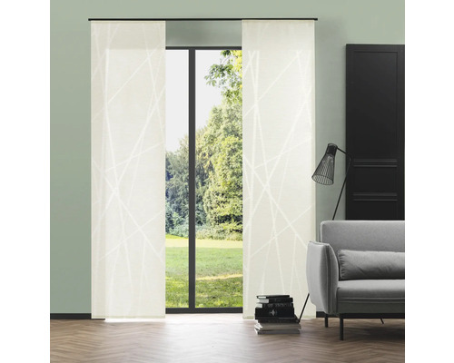 Woonkamer met schuifgordijnen voor een raam met uitzicht op het groen